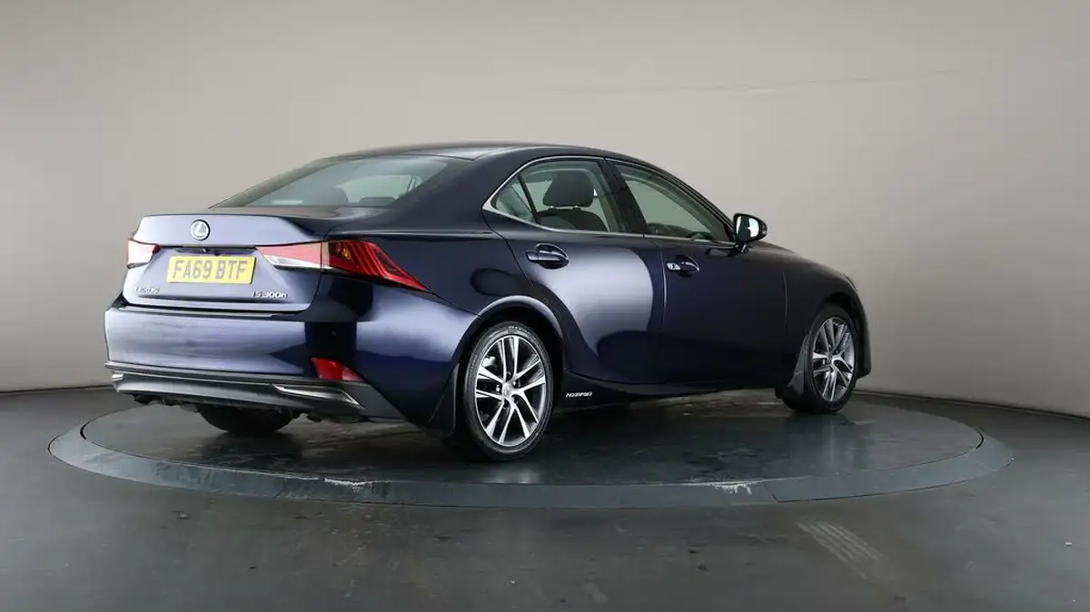 2019-lexus-is-300h-25-is-big-57