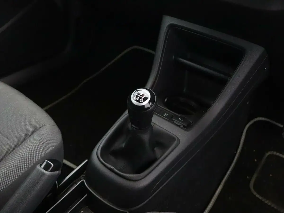 2014-volkswagen-up-10-move-up-59bhp-3d-big-13