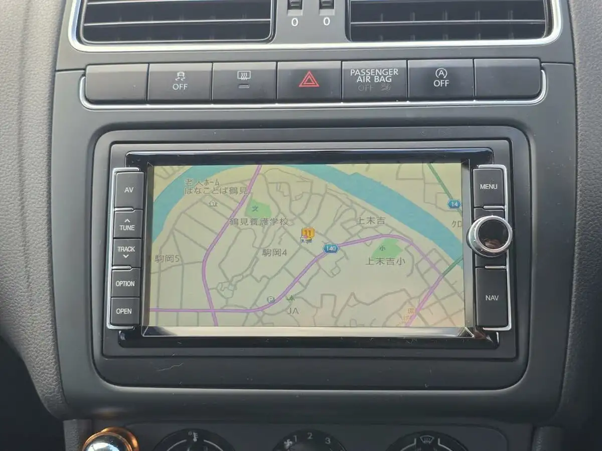 2014-volkswagen-polo-big-42