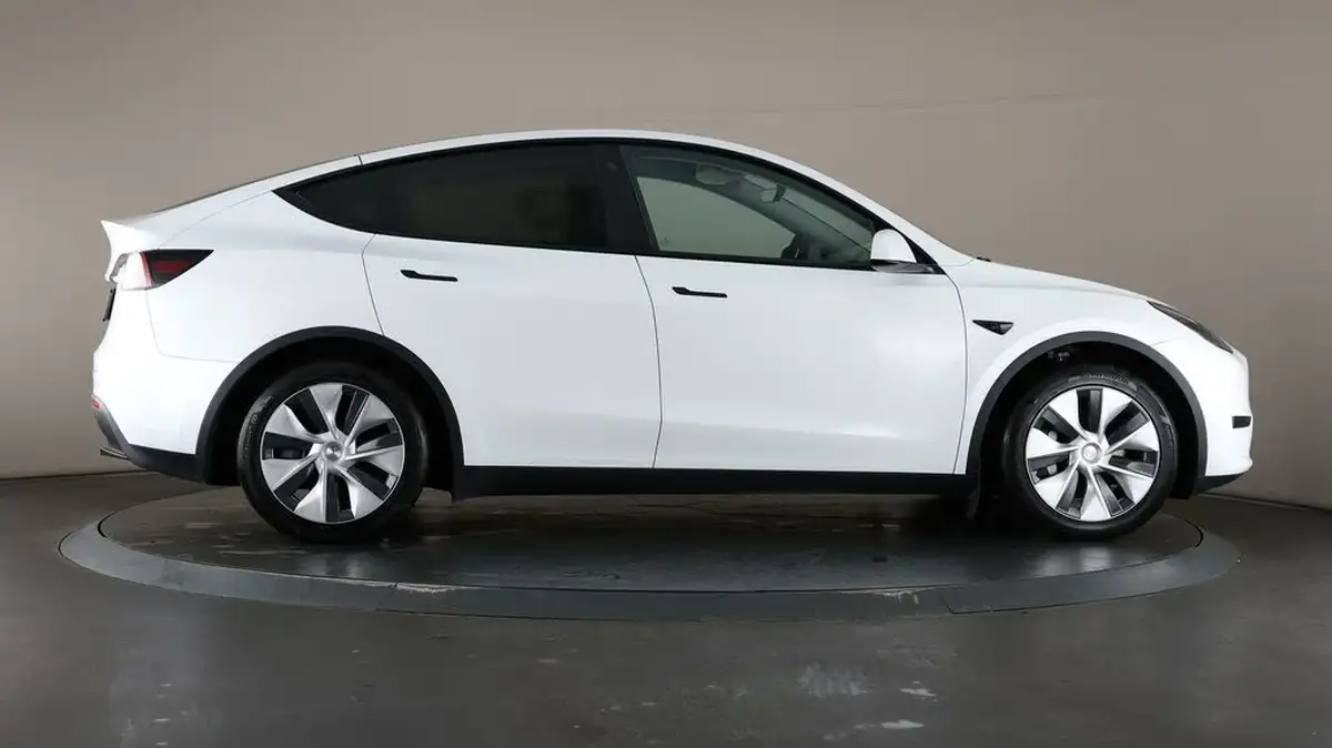 2022-tesla-model-y-e-rwd-big-60