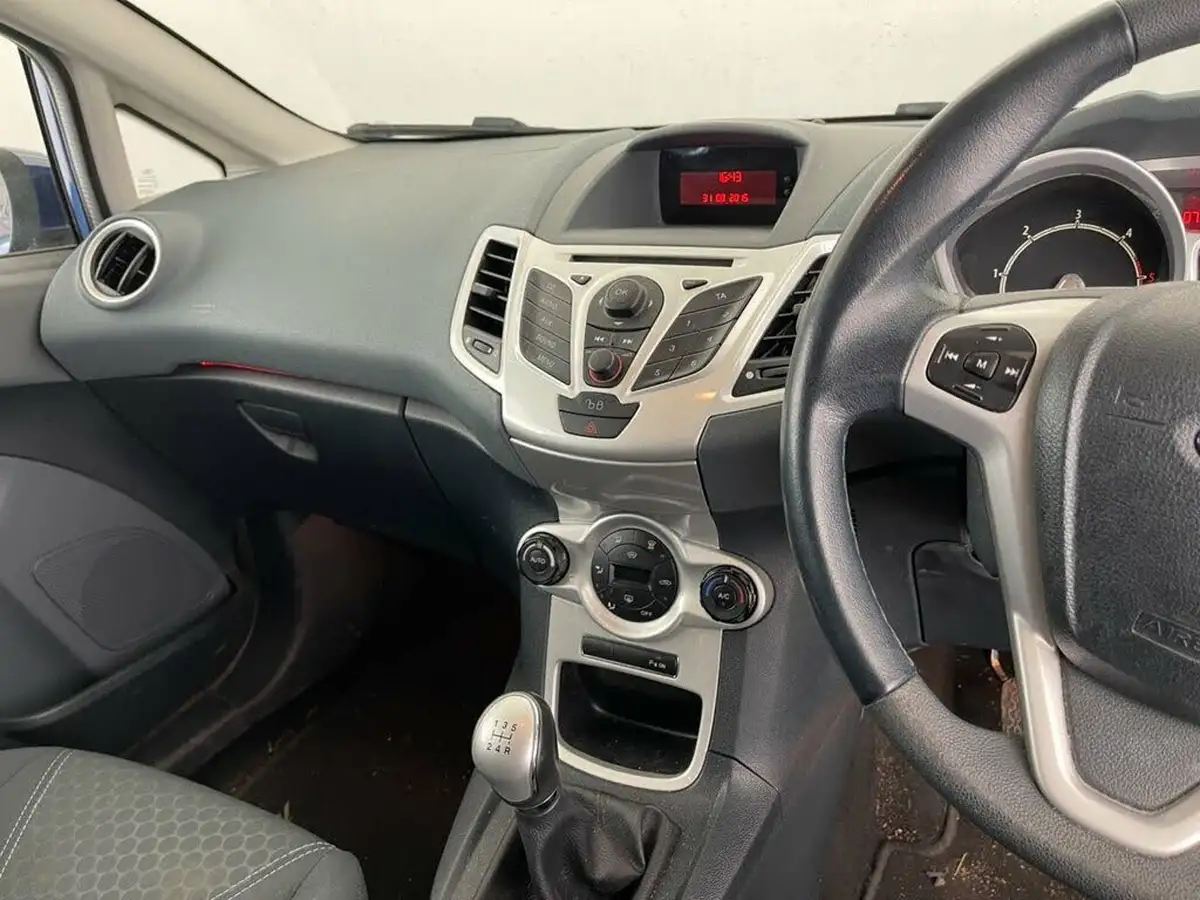 2010-ford-fiesta-14td-titanium-5d-1399cc-big-11