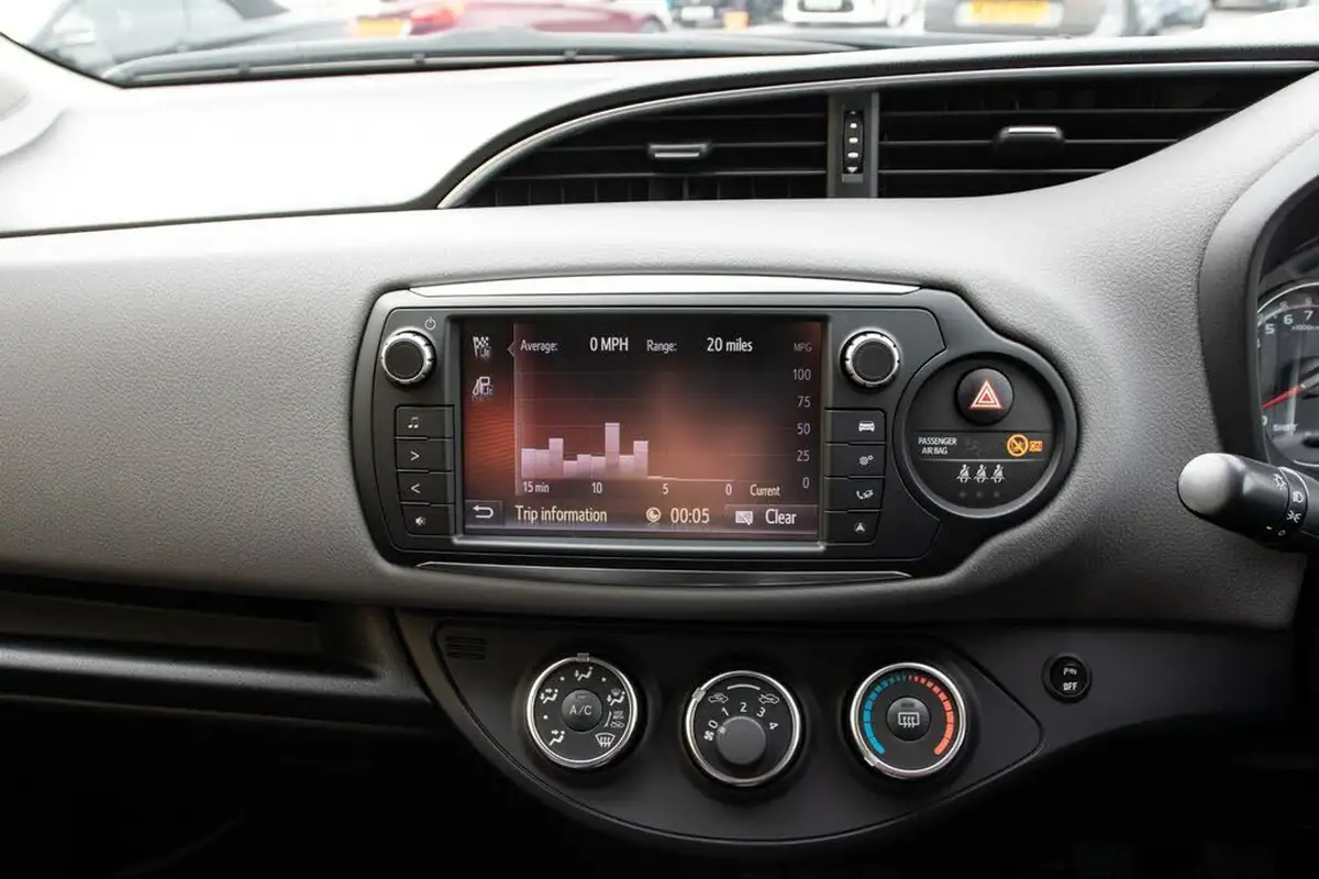 2016-toyota-yaris-133-icon-vvt-i-5d-big-22