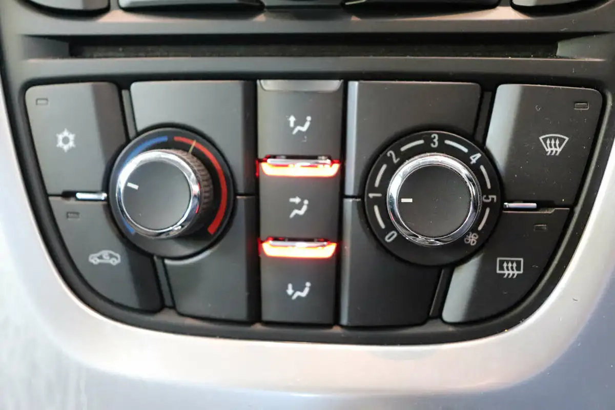 2013-vauxhall-astra-20td-sri-ss-estate-big-53