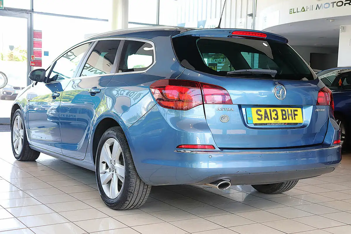 2013-vauxhall-astra-20td-sri-ss-estate-big-5