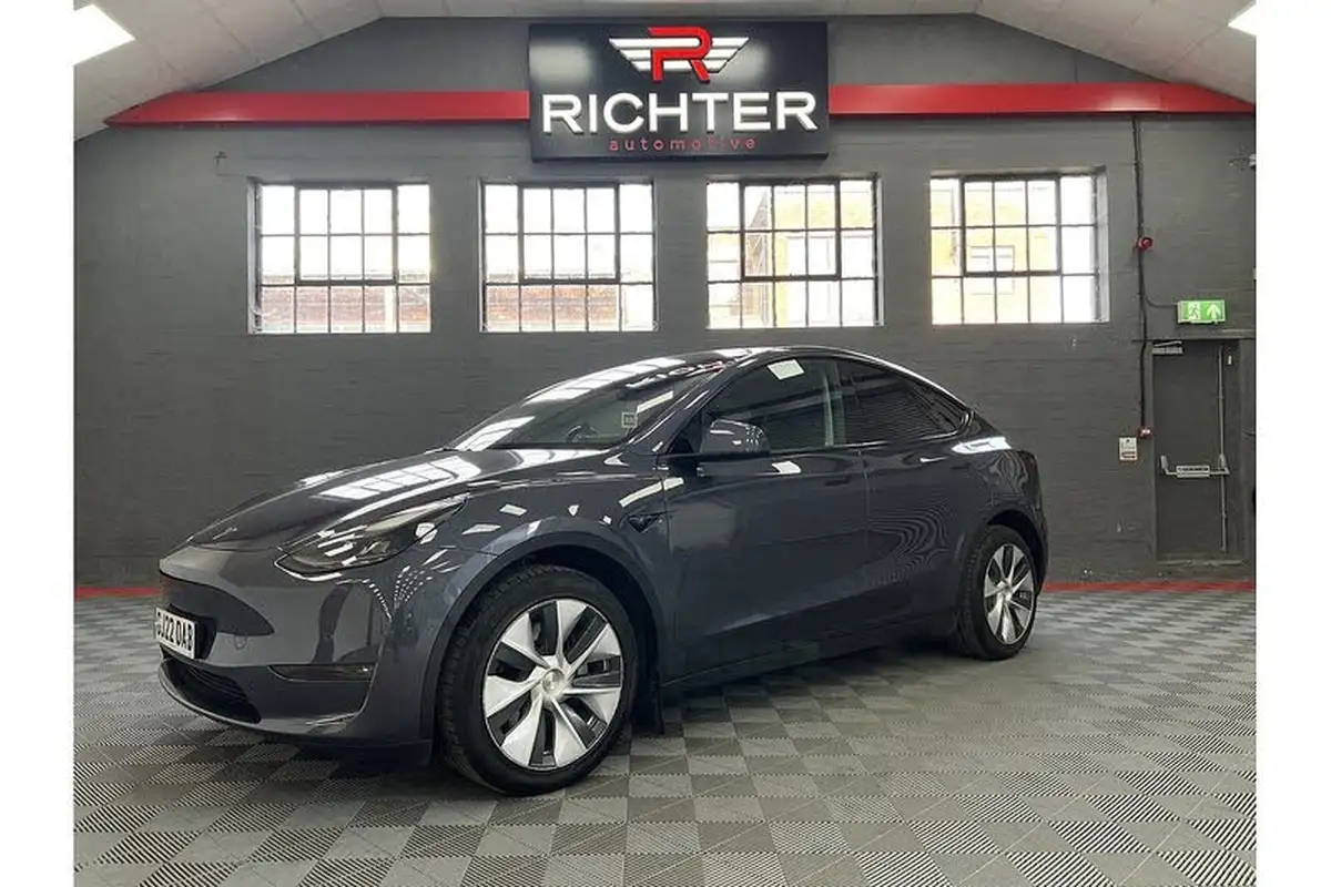 2022-tesla-model-y-e-long-range-big-0