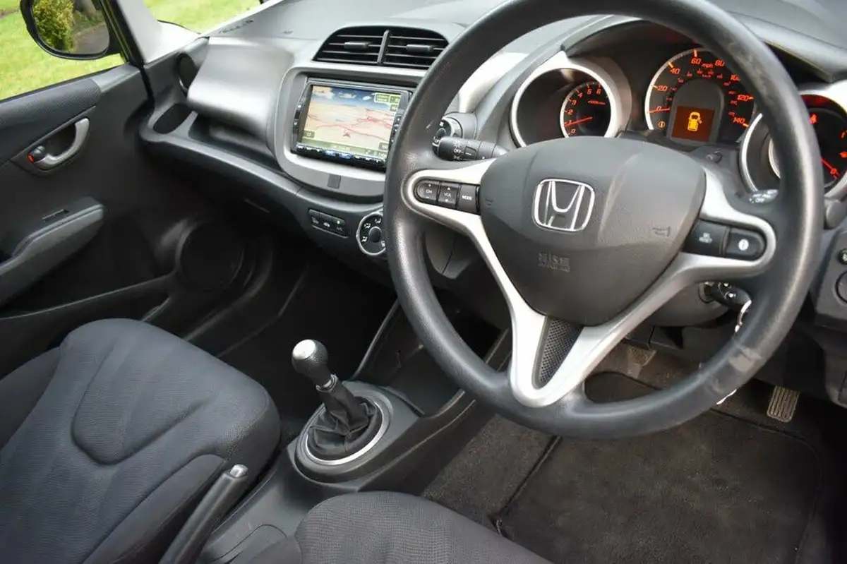 2011-honda-jazz-14-es-t-big-23