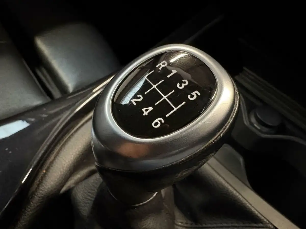 2012-bmw-1-series-20td-118d-sport-hatchback-5d-big-24