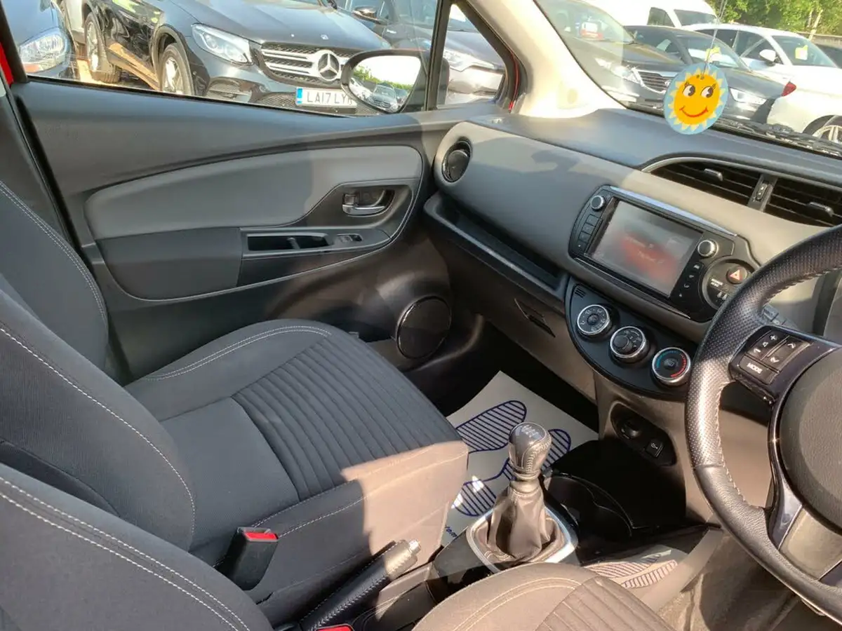 2016-toyota-yaris-133-design-big-21