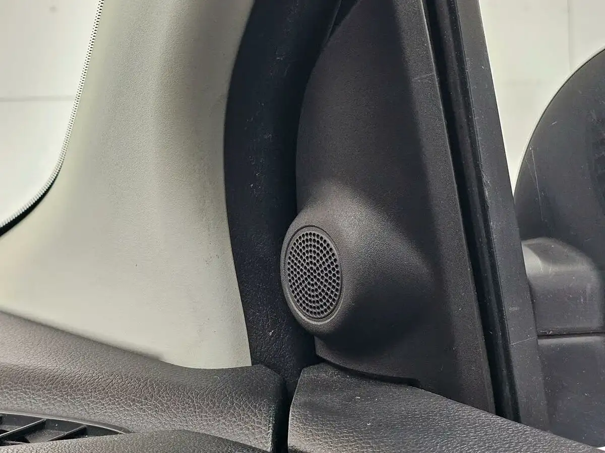 2012-nissan-note-14-n-tec-big-57