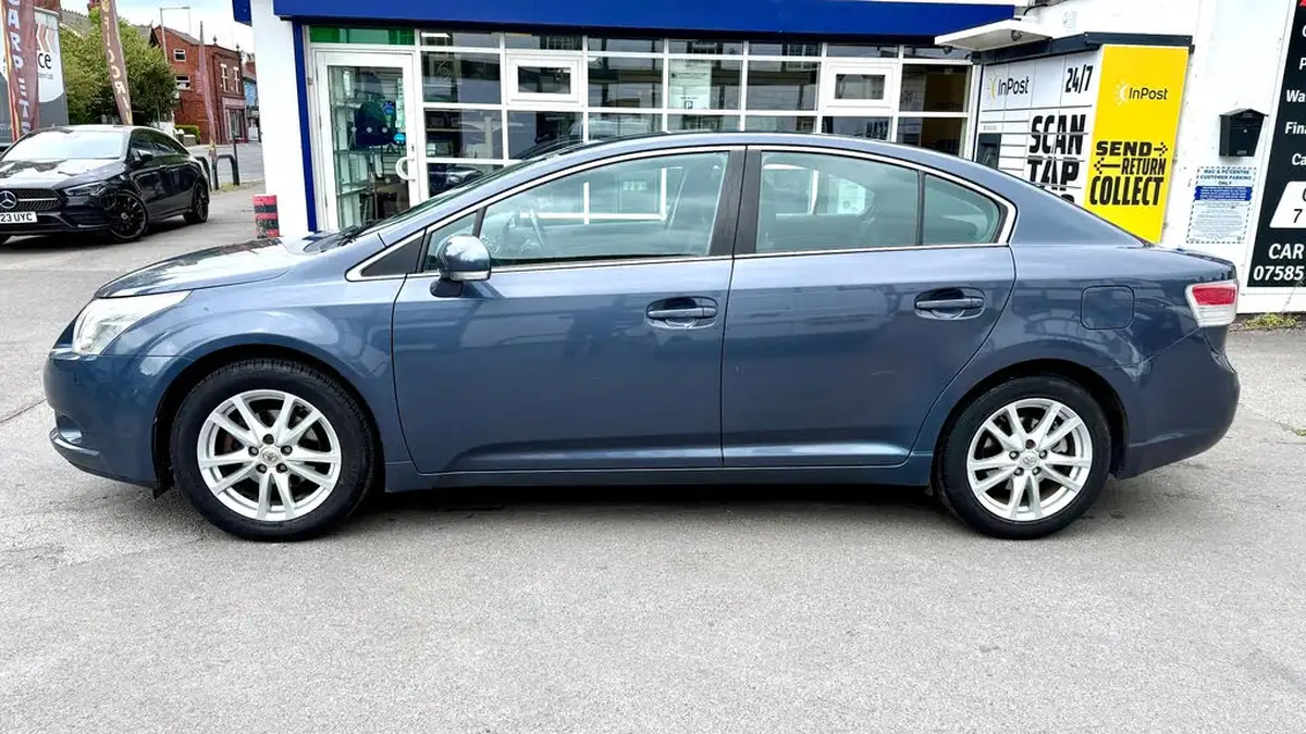 2010-toyota-avensis-big-3