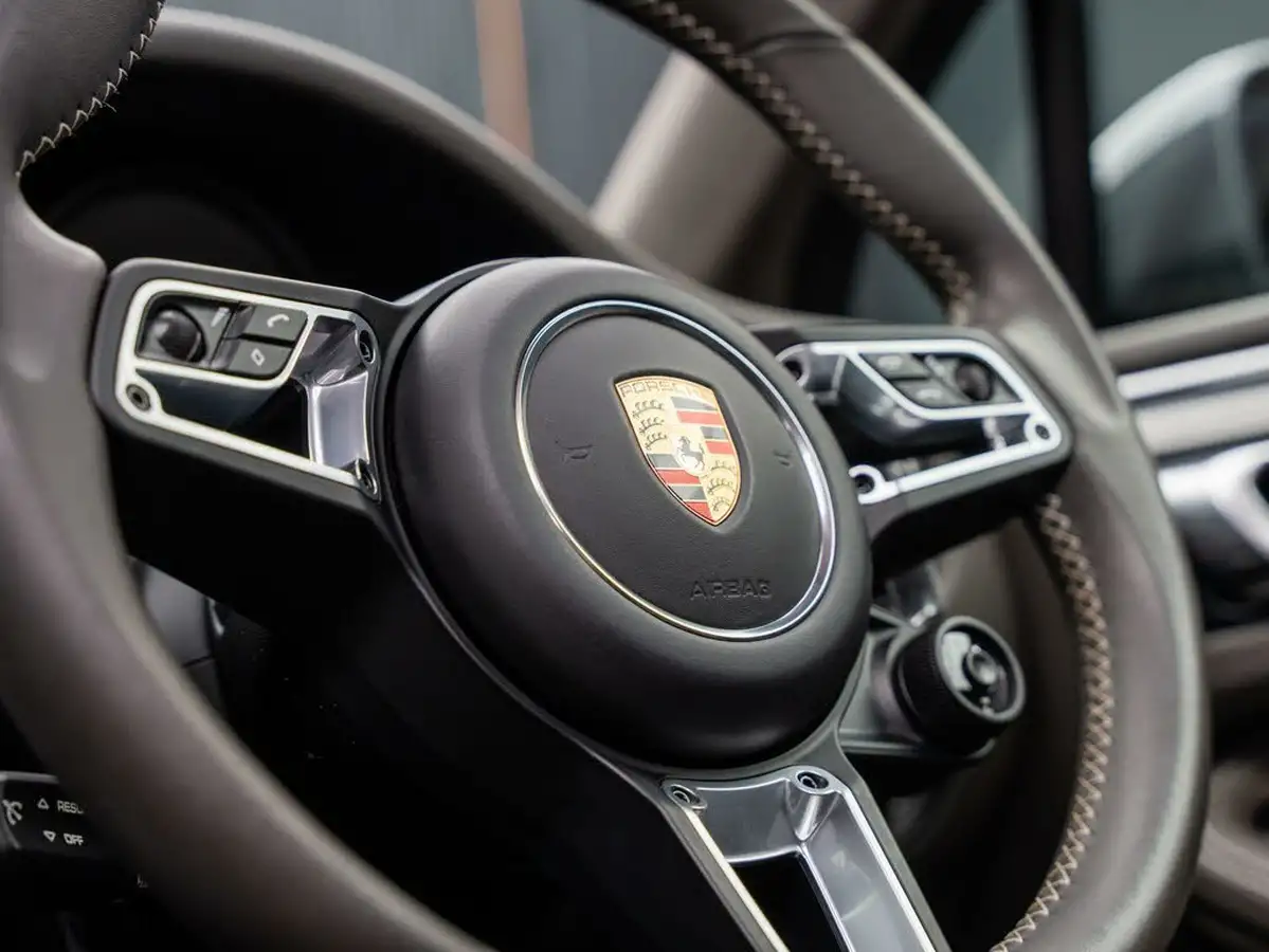 2021-porsche-macan-29-turbo-big-31