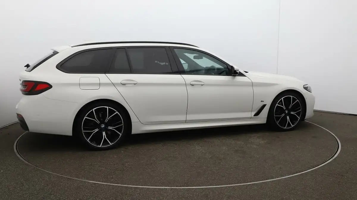 2020-bmw-5-series-big-43