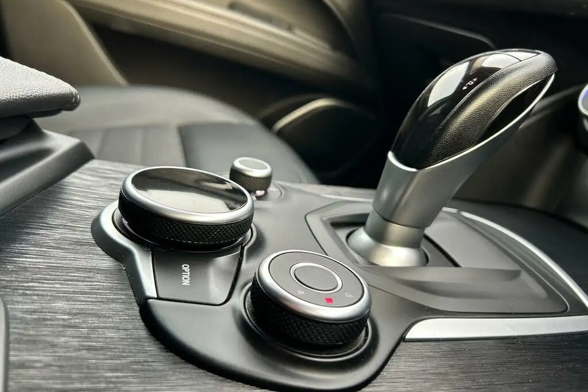 2020-alfa-romeo-stelvio-20-nero-edizione-big-10