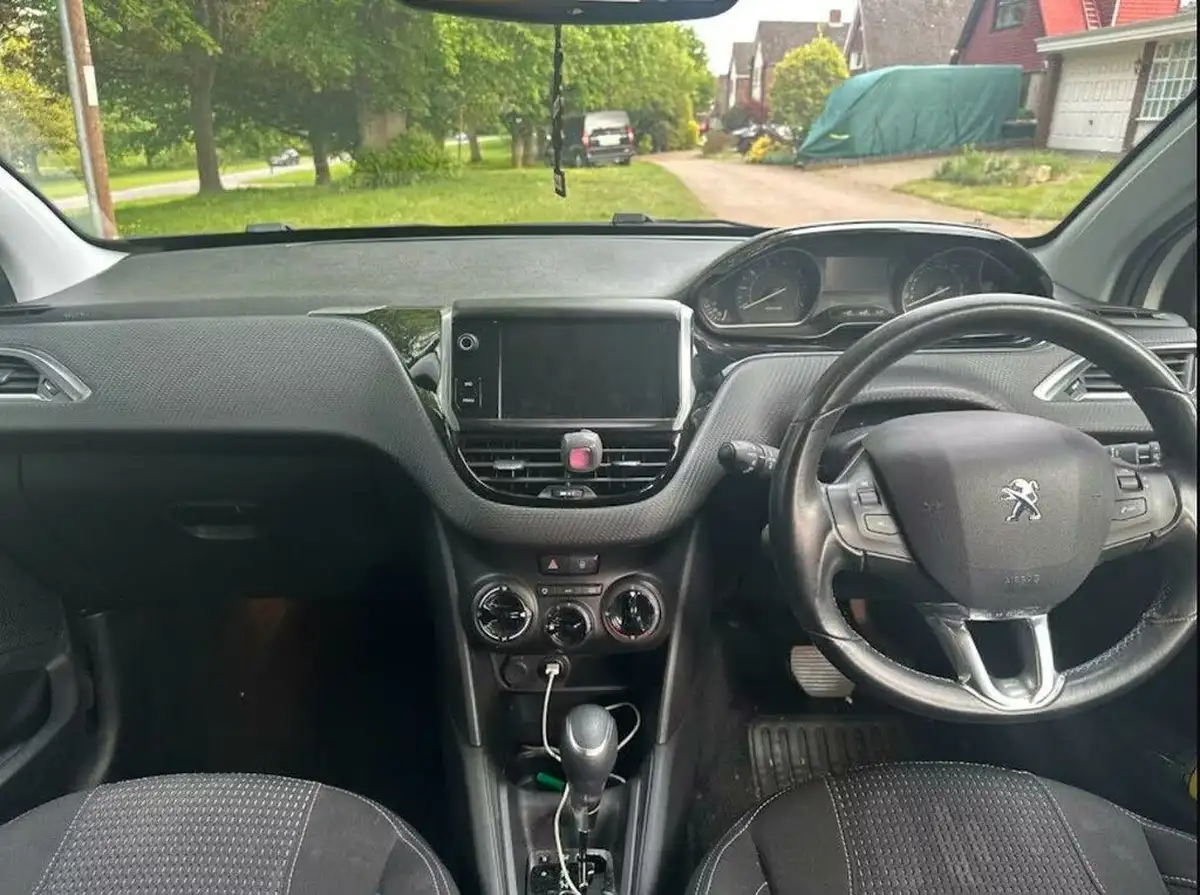2017-peugeot-208-12-puretech-allure-110bhp-ss-5d-eat6-big-4