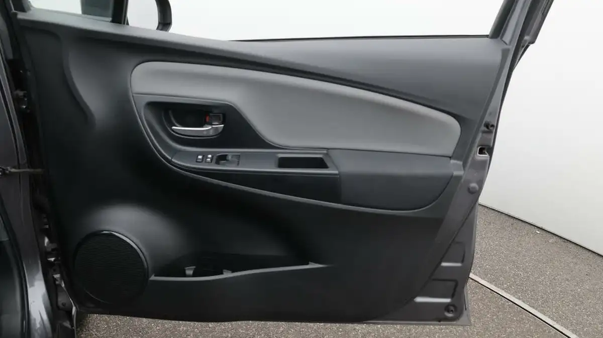 2020-toyota-yaris-15-vvt-i-icon-98bhp-hybrid-1497cc-e-cvt-big-15