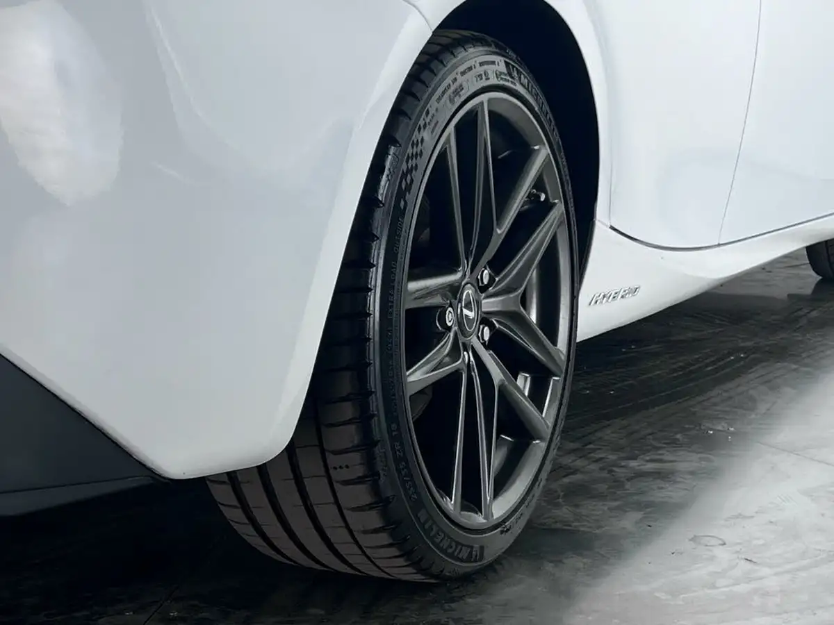 2017-lexus-is-300h-25-f-sport-big-10