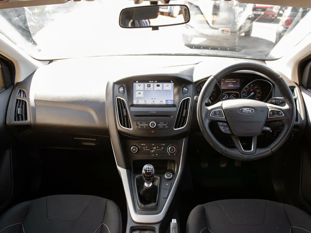 2018-ford-focus-10t-zetec-edition-125ps-hatchback-big-2