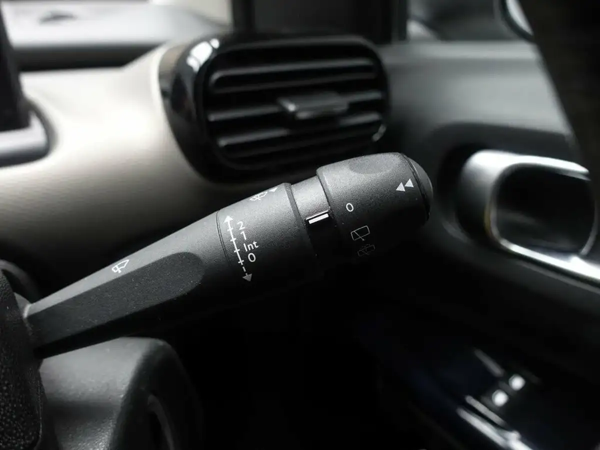 2015-citroen-c4-cactus-16bluehdi-feel-big-25