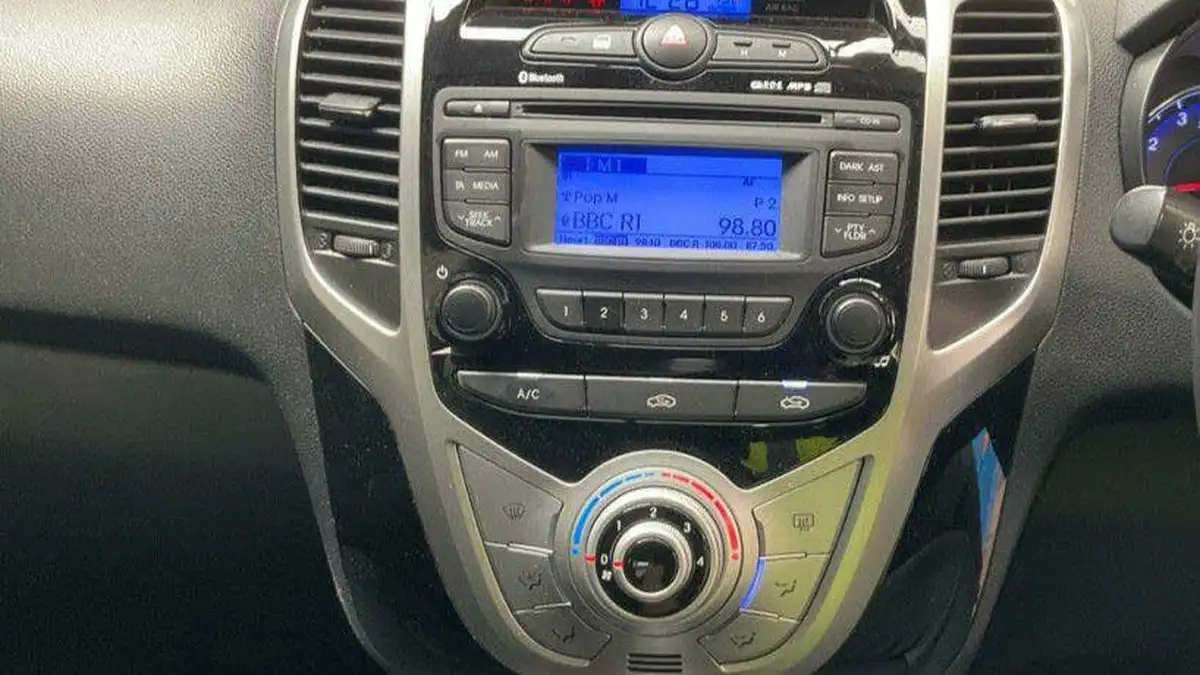 2013-hyundai-ix20-16-style-123bhp-big-6
