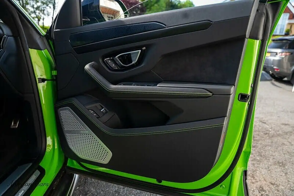 2021-lamborghini-urus-40-no-trim-big-32