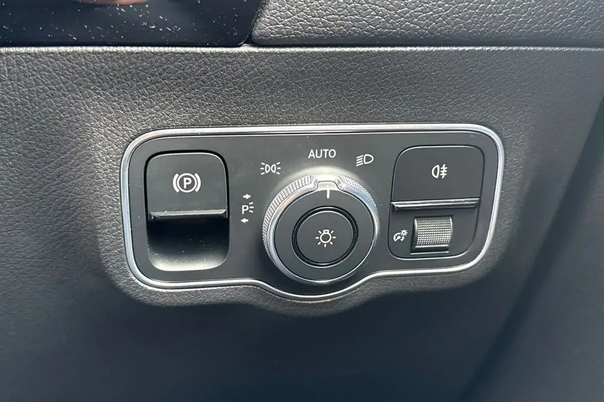 2021-mercedes-benz-gla-class-13-gla-200-amg-line-big-25