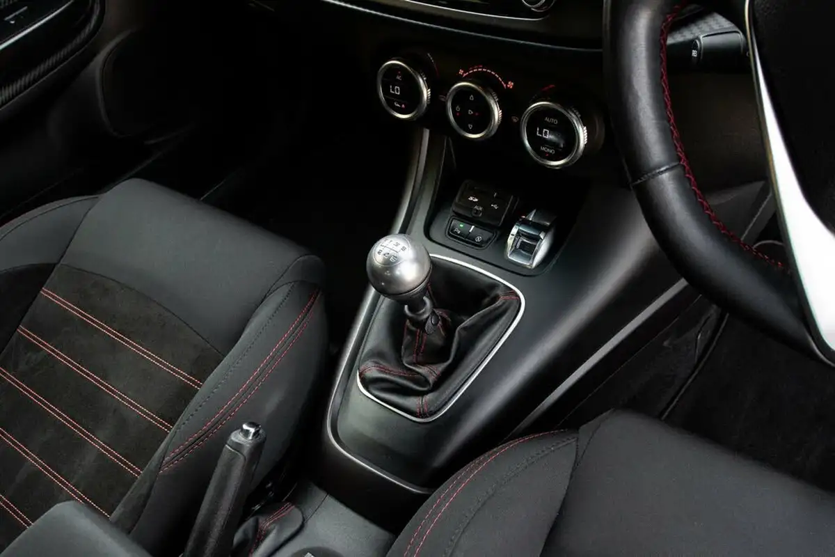 2016-alfa-romeo-giulietta-14-tb-multiair-speciale-big-28