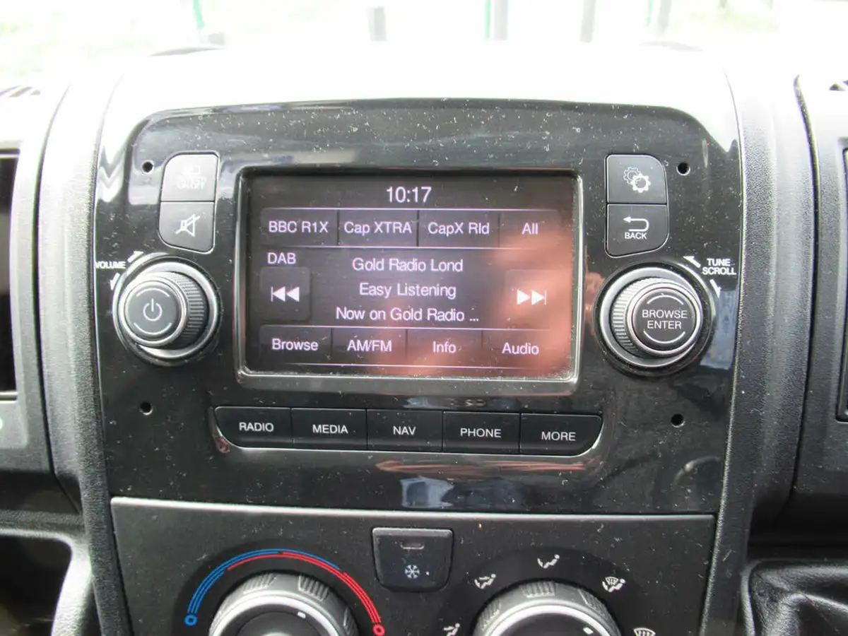 2020-peugeot-boxer-22-bluehdi-professional-335-l3-h2-panel-big-16