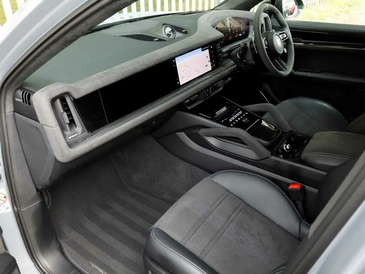 2024-porsche-cayenne-40-v8-turbo-e-hybrid-gt-package-coupe-big-8