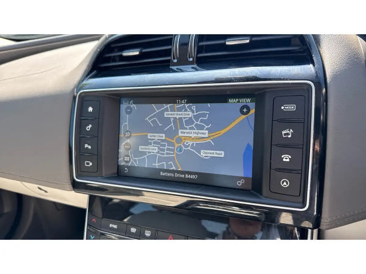2015-jaguar-xe-20-portfolio-big-38