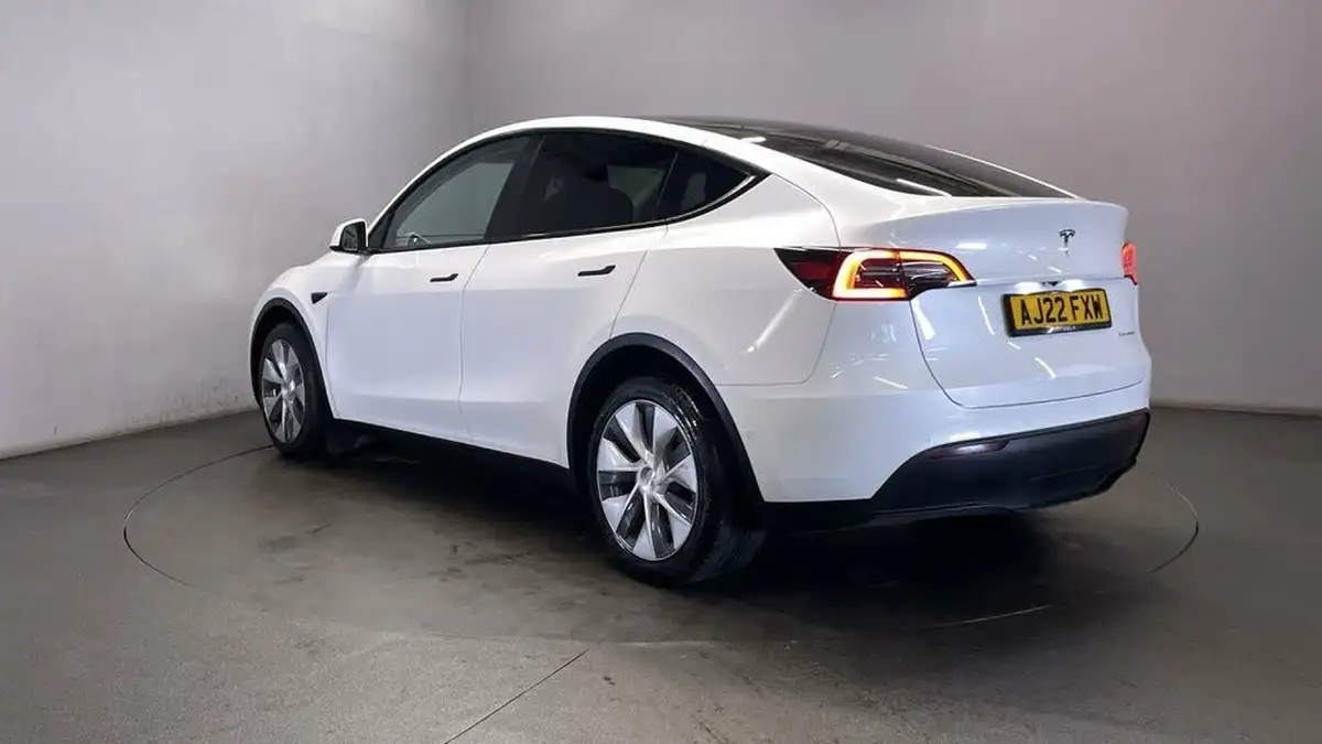 2022-tesla-model-y-e-long-range-big-5