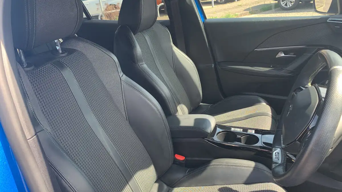 2021-peugeot-2008-suv-12-puretech-gt-eat8-big-41