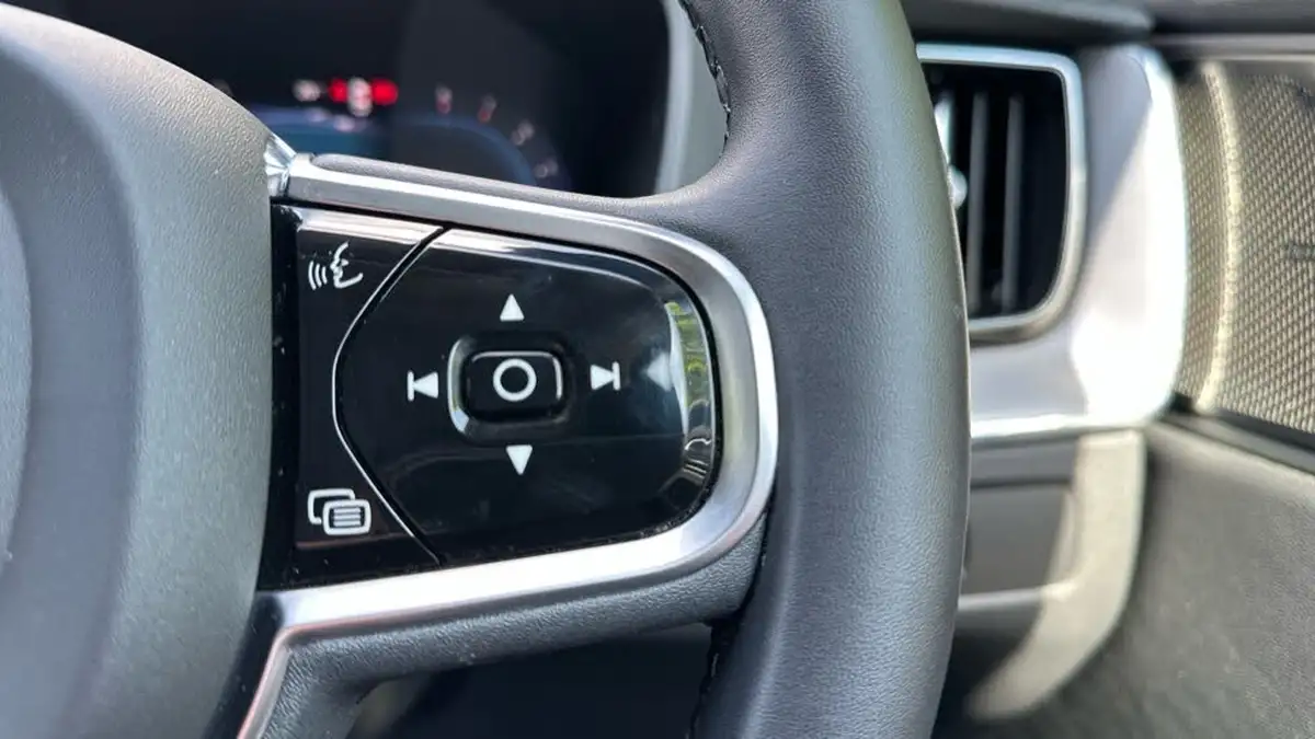 2022-volvo-xc60-20-b5-plus-big-21