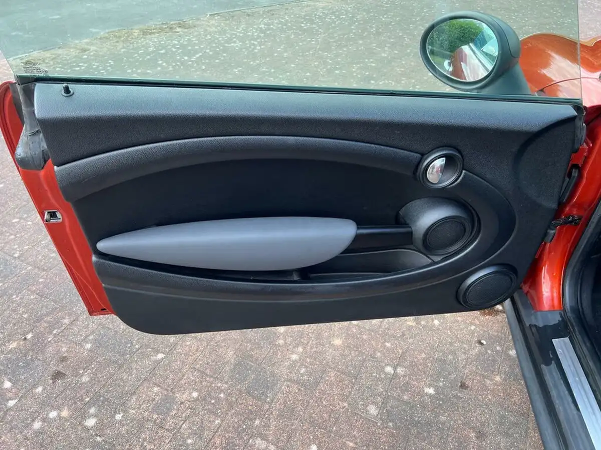 2011-mini-cooper-16-one-98bhp-hatchback-3d-big-14