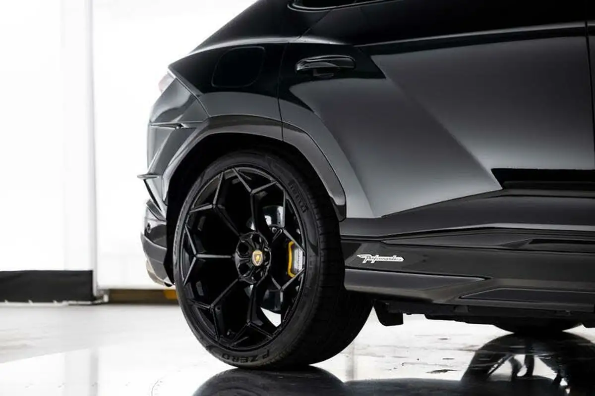2024-lamborghini-urus-40-no-trim-big-18