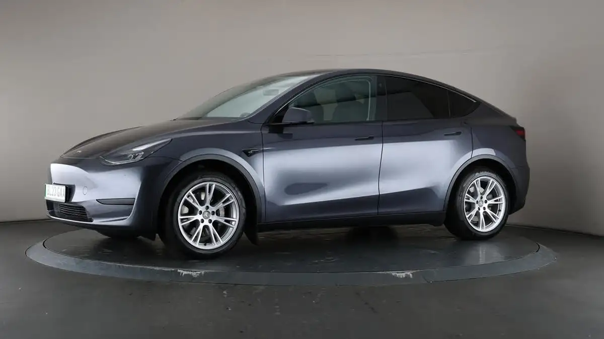 2023-tesla-model-y-e-rwd-big-40
