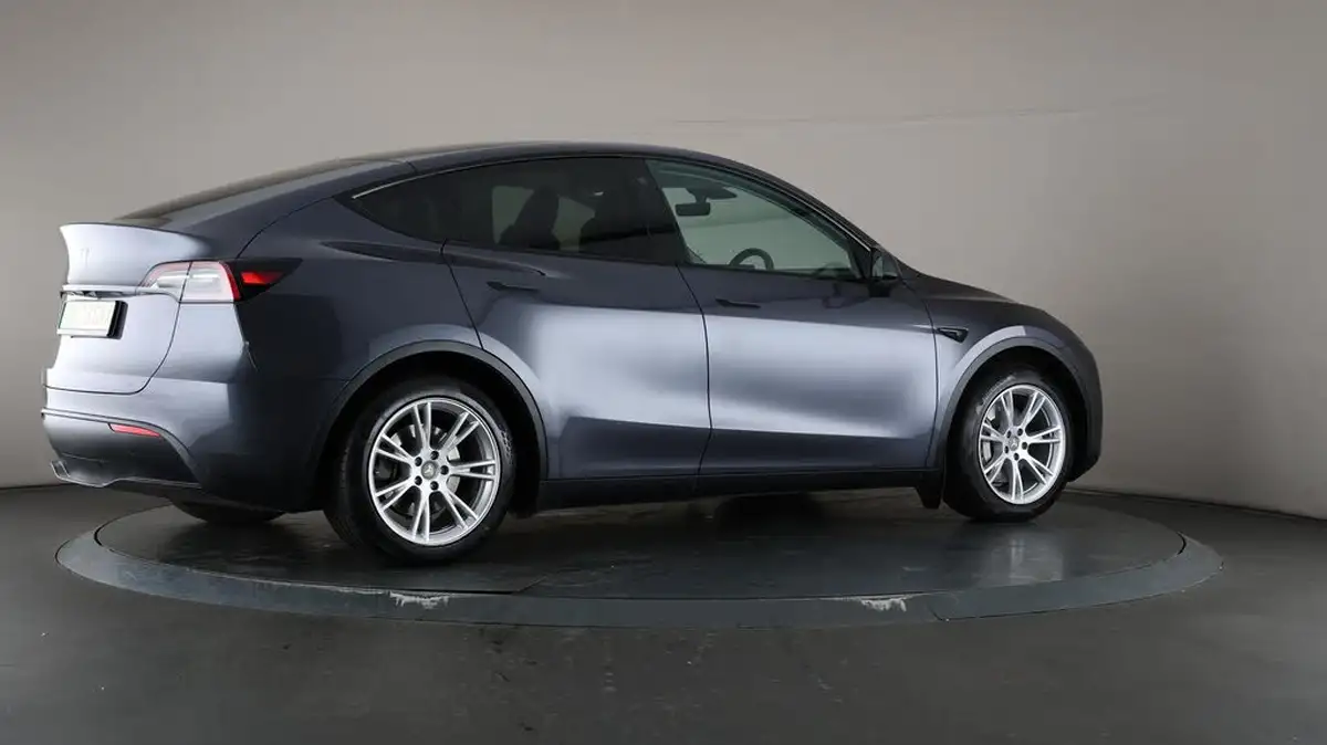 2023-tesla-model-y-e-rwd-big-64