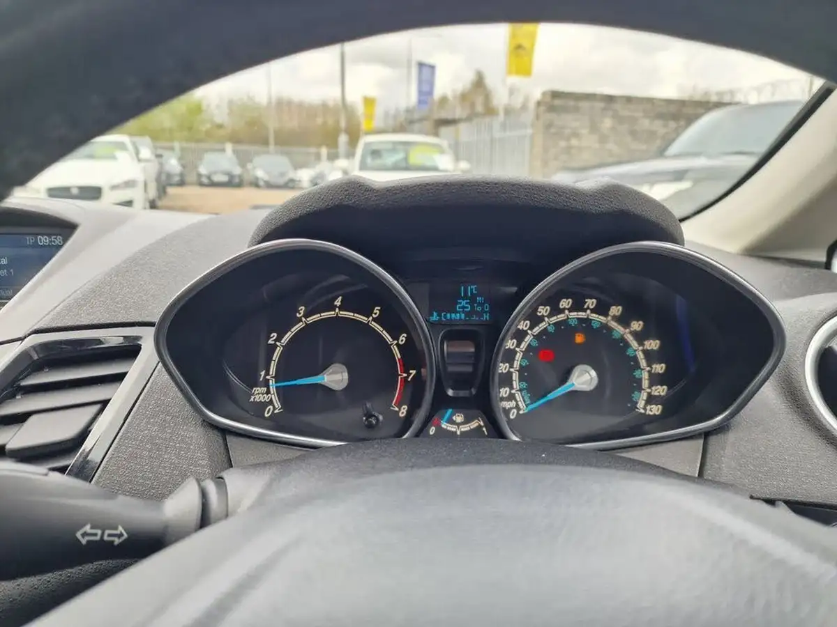 2016-ford-fiesta-125-zetec-3d-big-15