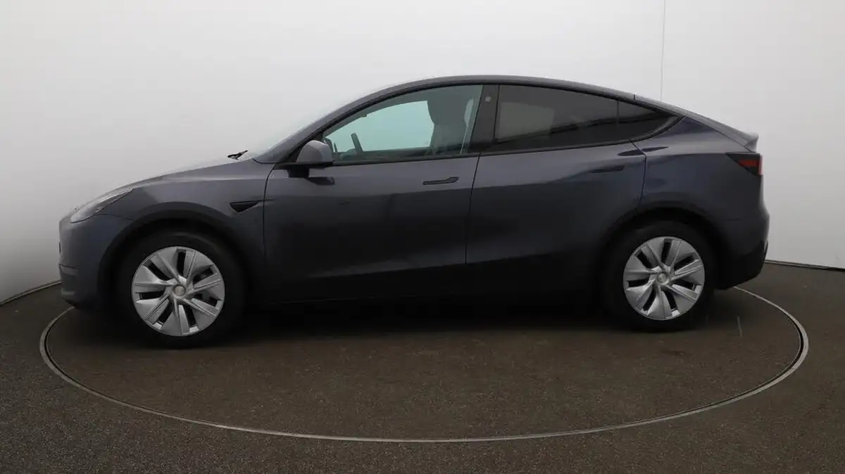 2022-tesla-model-y-e-long-range-big-65