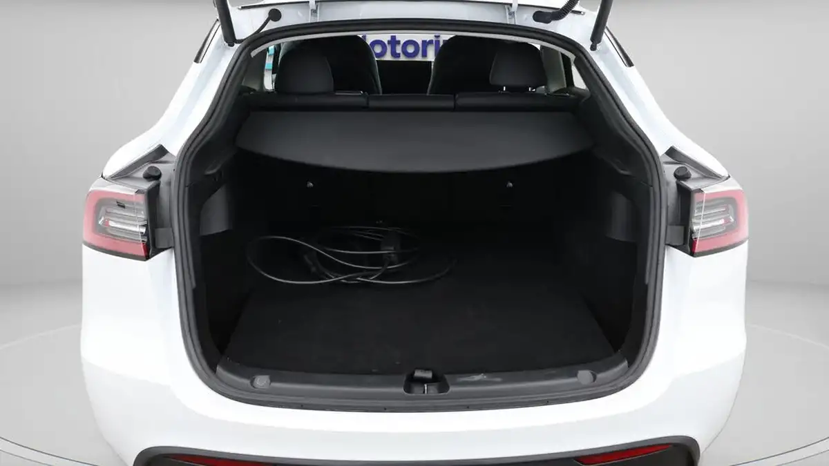 2022-tesla-model-y-e-long-range-big-17