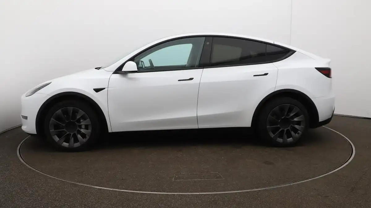 2022-tesla-model-y-e-long-range-big-65