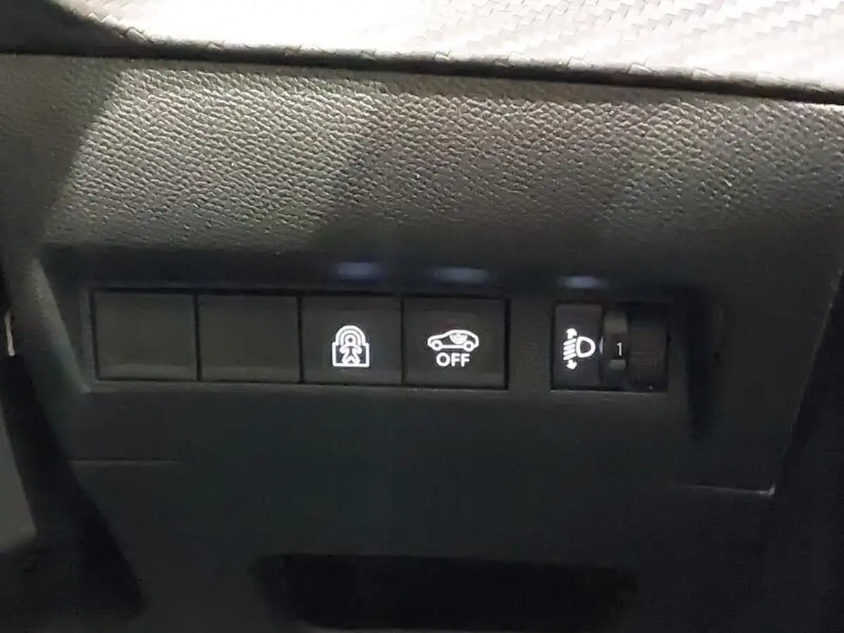 2024-peugeot-208-12-puretech-allure-hybrid-e-dsc6-big-18
