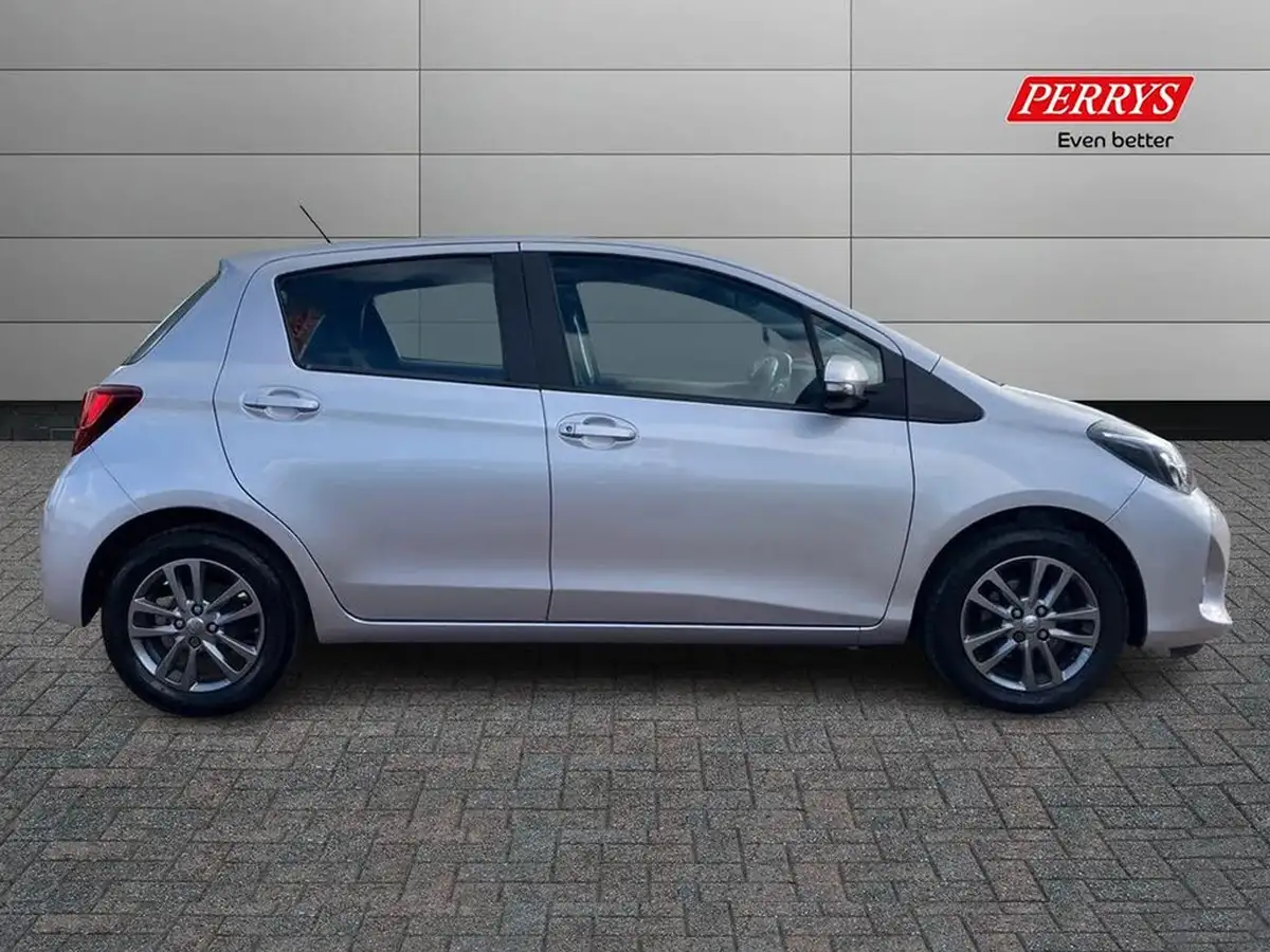 2015-toyota-yaris-133-icon-vvt-i-5d-big-2