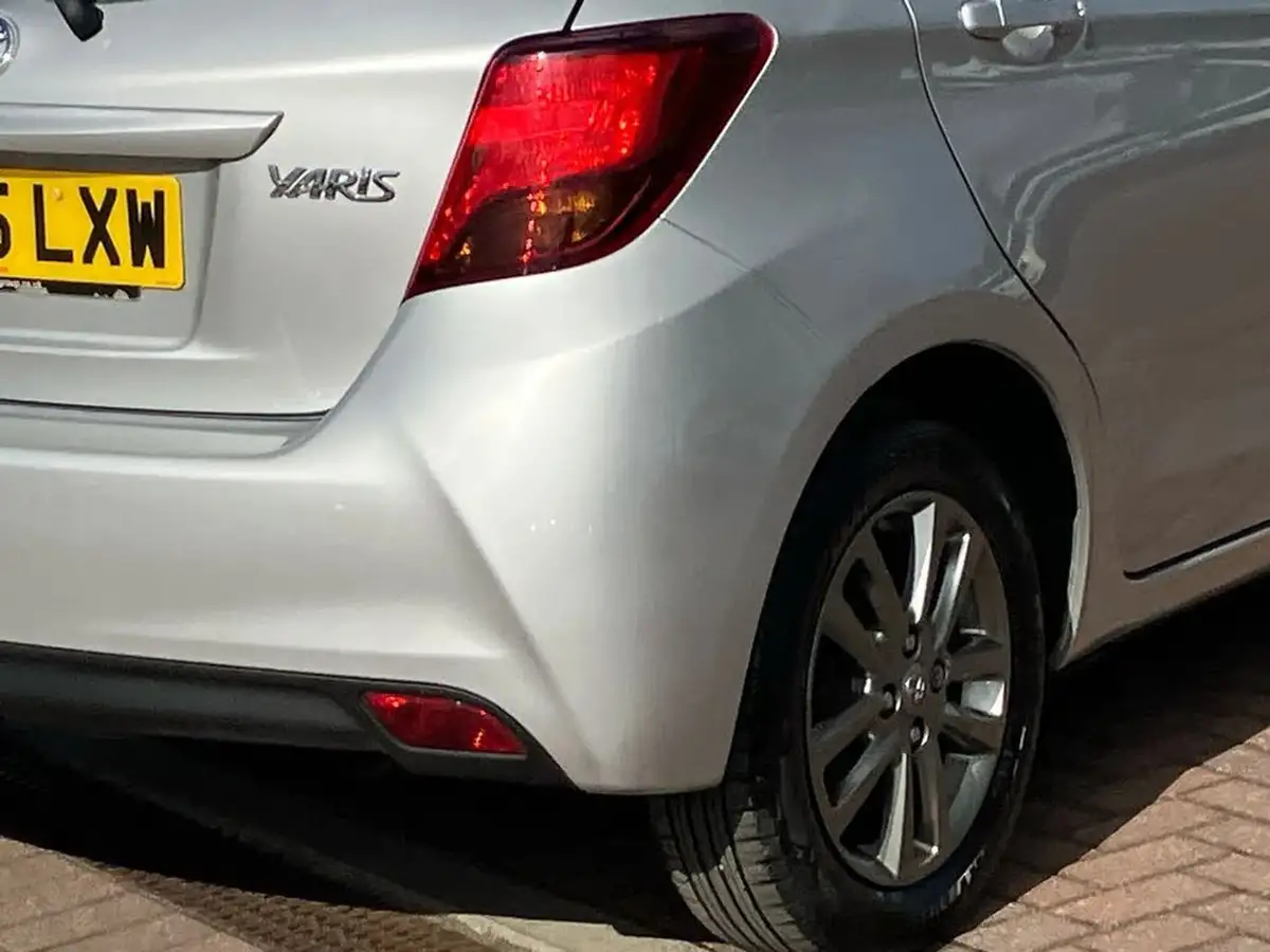 2015-toyota-yaris-133-icon-vvt-i-5d-big-26