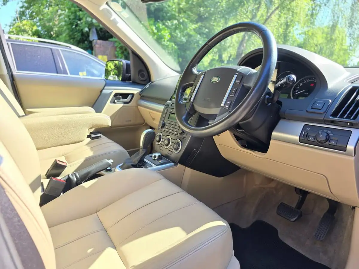 2011-land-rover-freelander-2-big-35