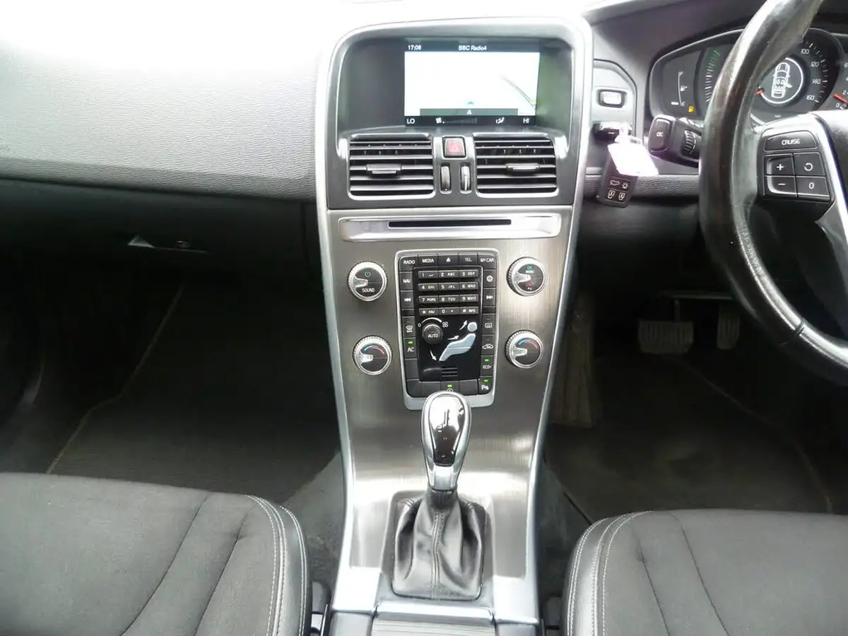2016-volvo-xc60-20td-d4-se-nav-geartronic-big-16
