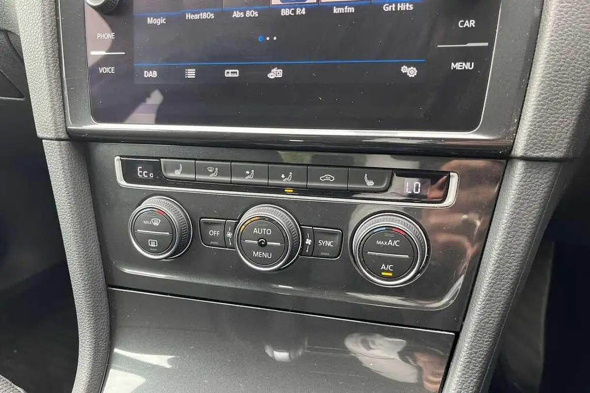 2019-volkswagen-golf-e-e-golf-big-31