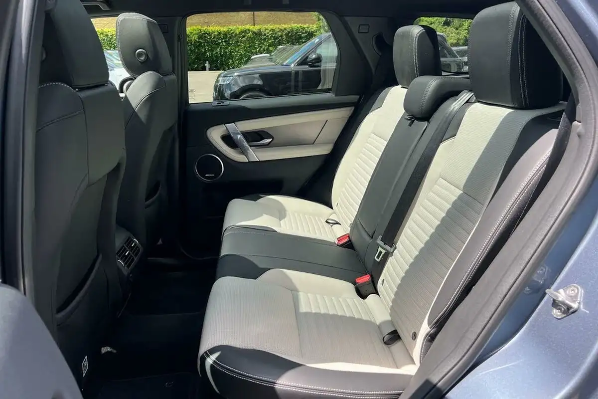 2022-land-rover-discovery-sport-15-p300e-r-dynamic-se-big-45