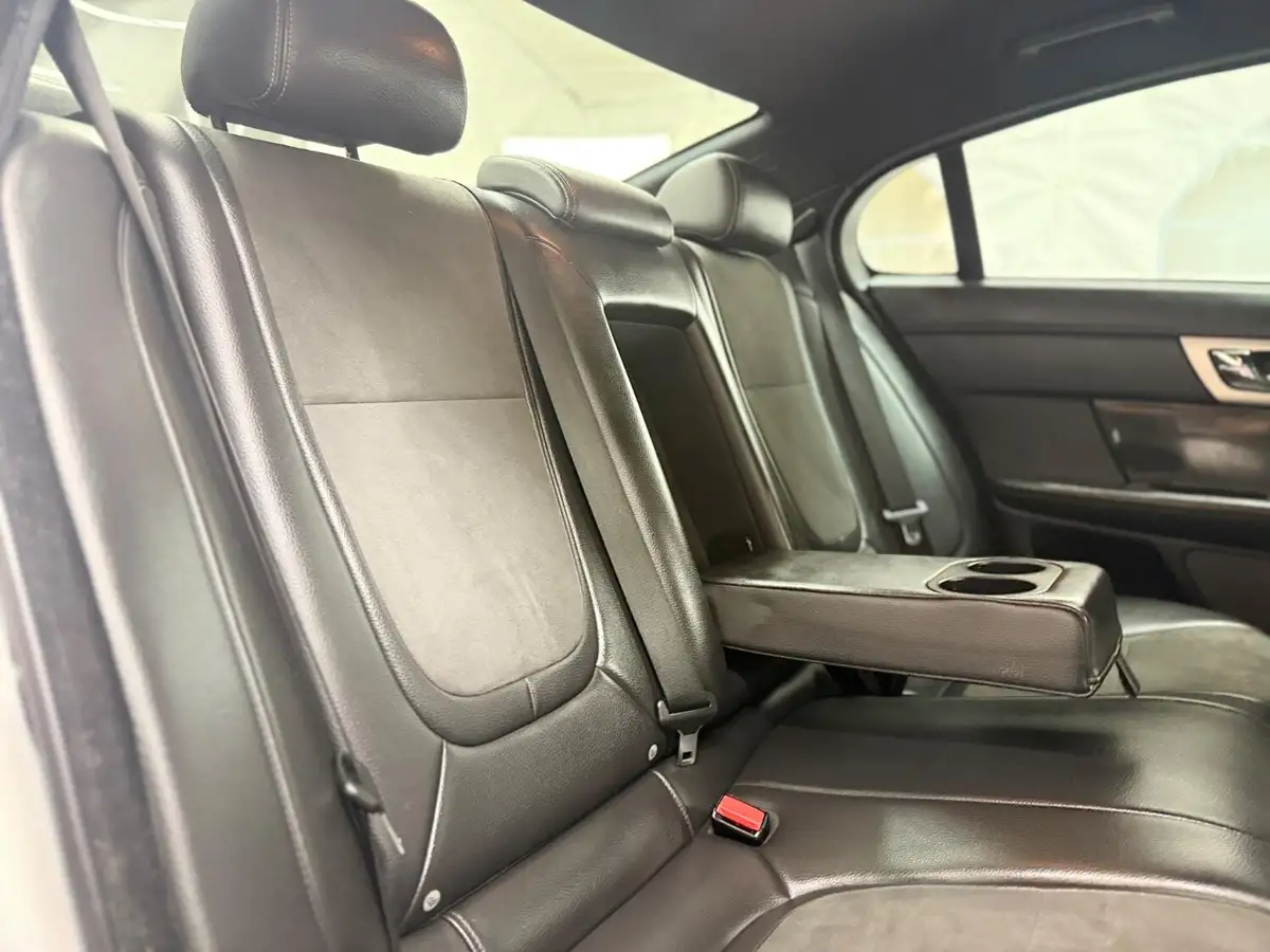 2015-jaguar-xf-30td-r-sport-saloon-4d-big-22