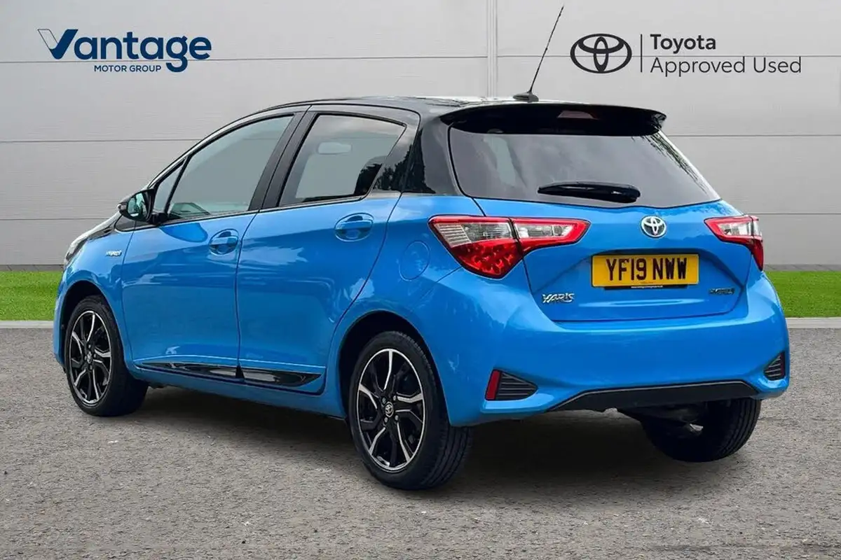 2019-toyota-yaris-15-vvt-i-red-bi-tone-hybrid-big-4
