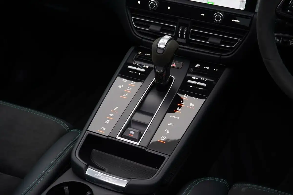 2023-porsche-macan-29-v6-gts-big-17